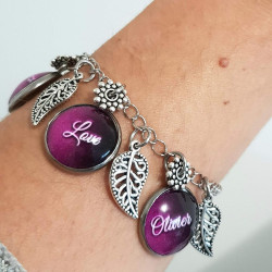 Bracelet Prénoms Personnalisé Cabochons Violets et Breloques Feuilles