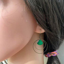 Boucles d'oreilles artisanales anneaux bronze et émail vert  Lyne Créa