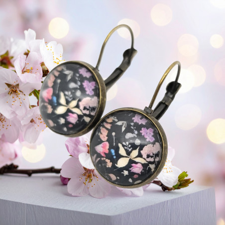 Boucles d'oreilles cabochons fleuris dormeuse. Lyne Créa