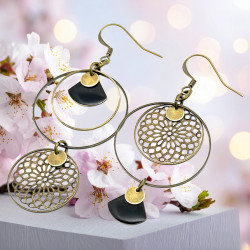 Boucles d'oreilles asymétriques laiton. Lyne Créa