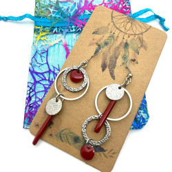 Boucles d'oreilles asymétriques argent et rouge. Lyne Créa