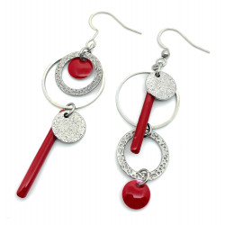 Boucles d'oreilles asymétriques argent et rouge. Lyne Créa