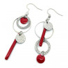 Boucles d'oreilles asymétriques argent et rouge. Lyne Créa
